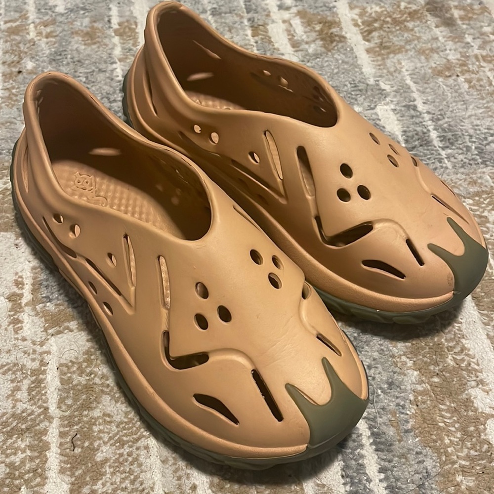 Beige and olive green size 8/9